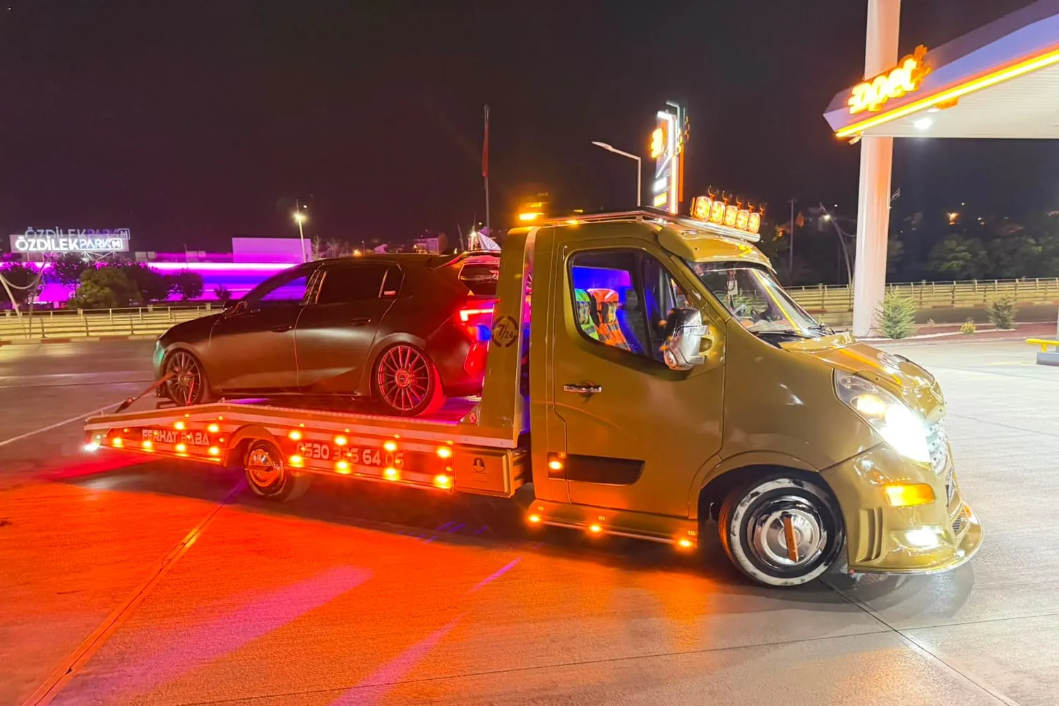Gece akaryakıt istasyonunda, platformunda otomobil bulunan FERHAT BABA çekicisi — Uşak İzmir arası araç nakli