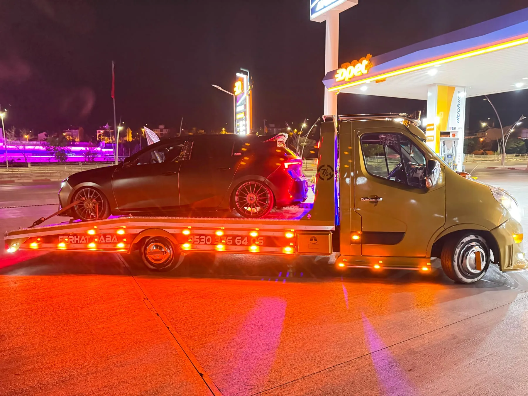 FERHAT BABA Oto Kurtarma'nın sabit kasa çekicisi gece, platformunda otomobille — Uşak çekici ve oto kurtarma