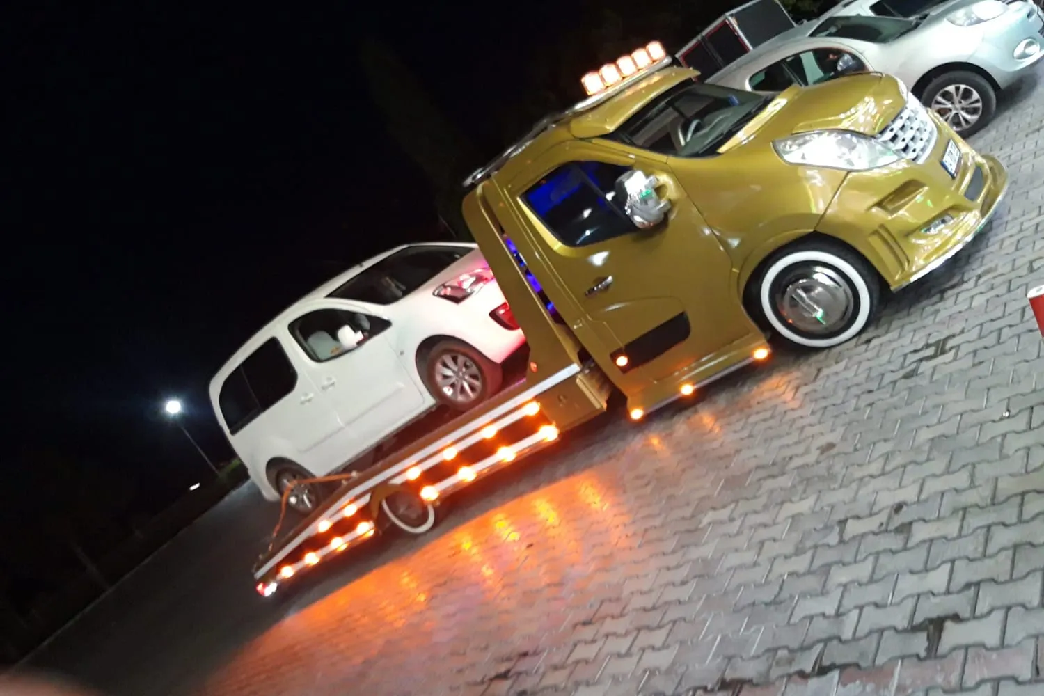 Gece hafif ticari aracı rampadan platforma alan FERHAT BABA çekicisi — Eşme çekici ve oto kurtarma