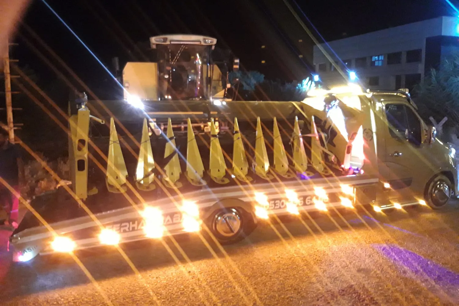 Gece platformunda mısır tablası taşıyan FERHAT BABA çekicisi — Sivaslı tarım makinesi ve ekipman taşıma