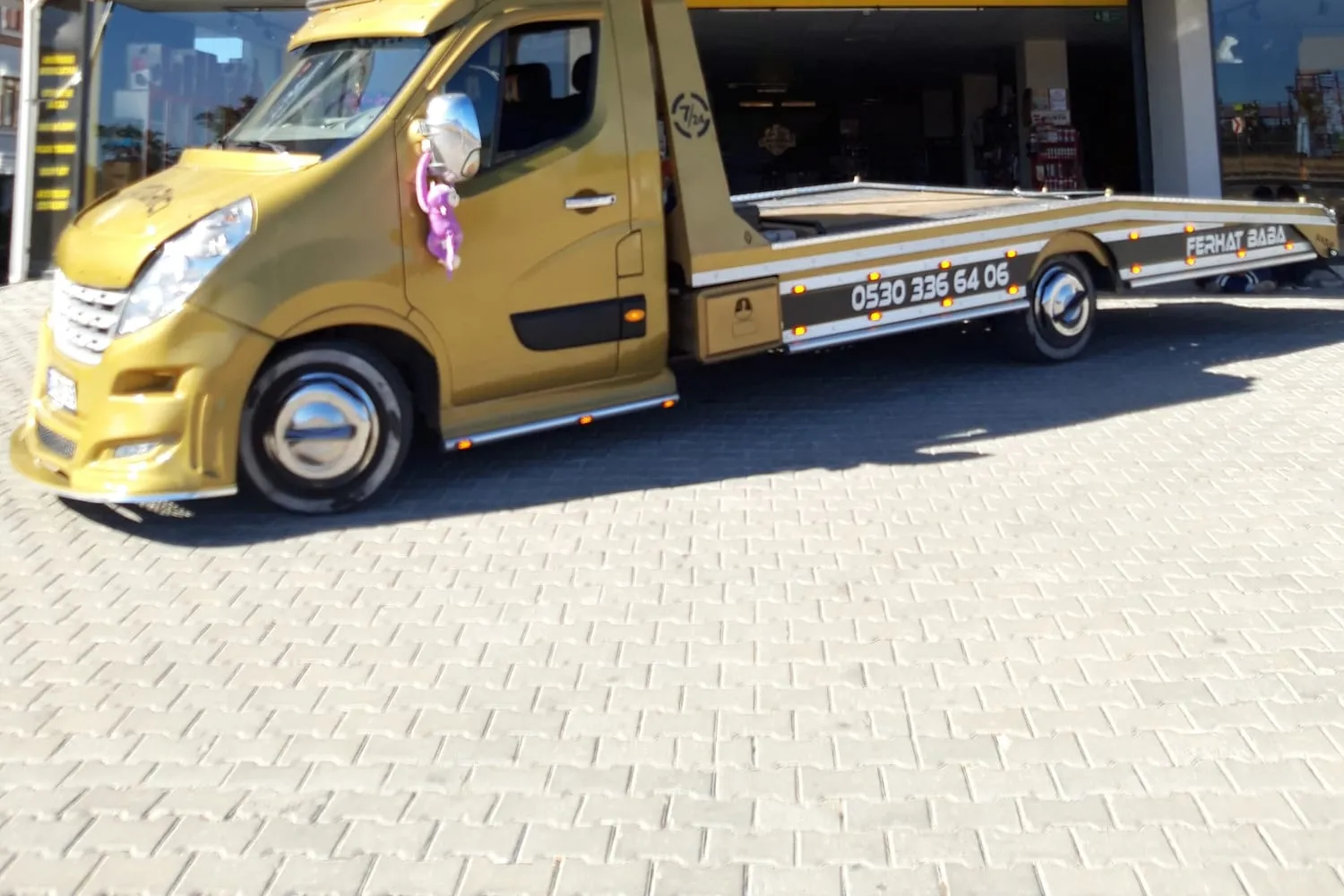 Gündüz servis önünde boş platformuyla FERHAT BABA sabit kasa çekicisi — Uşak Denizli arası çekici
