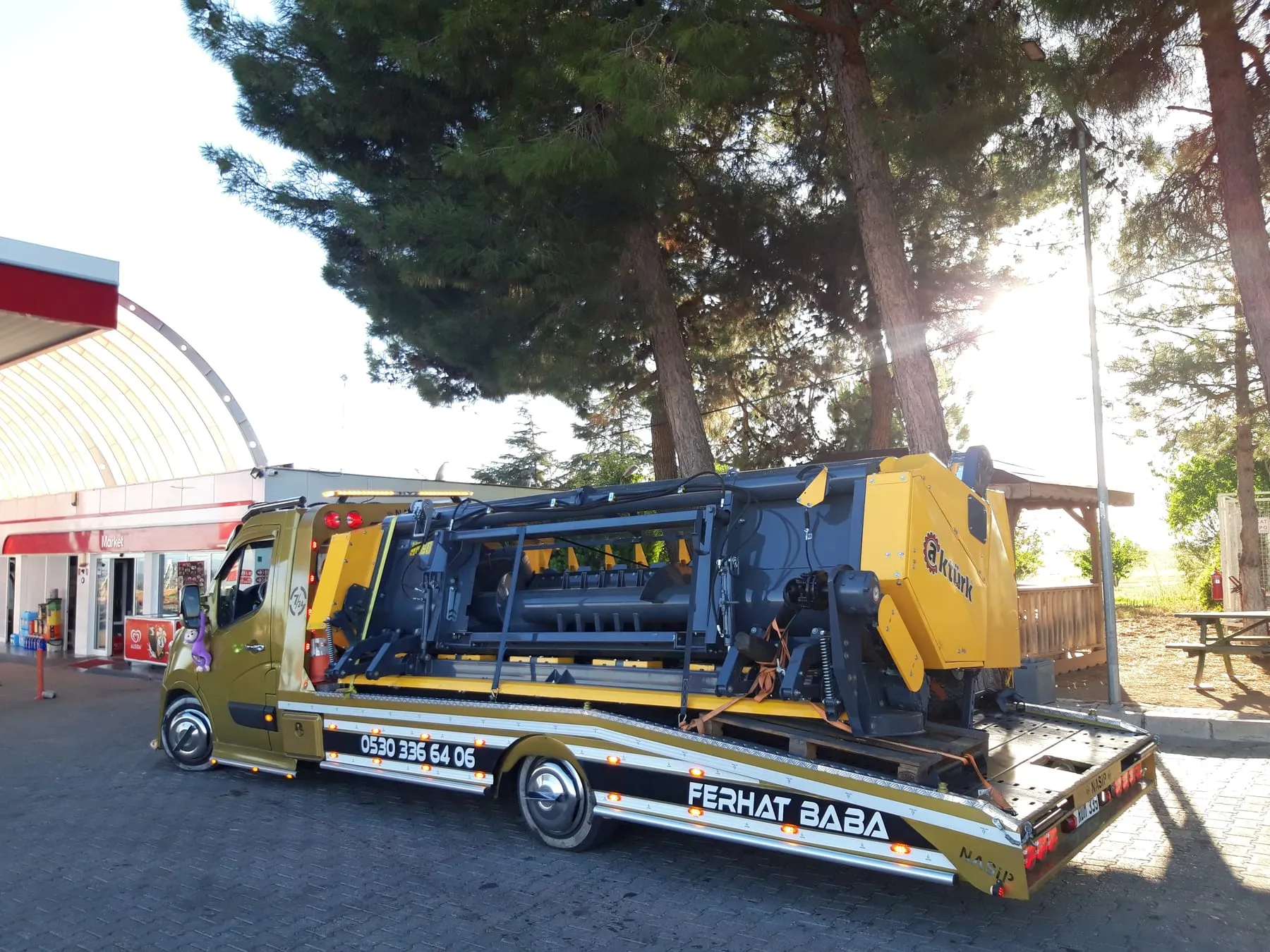 Sabit kasa çekici platformunda tarım ekipmanı — FERHAT BABA oto kurtarma