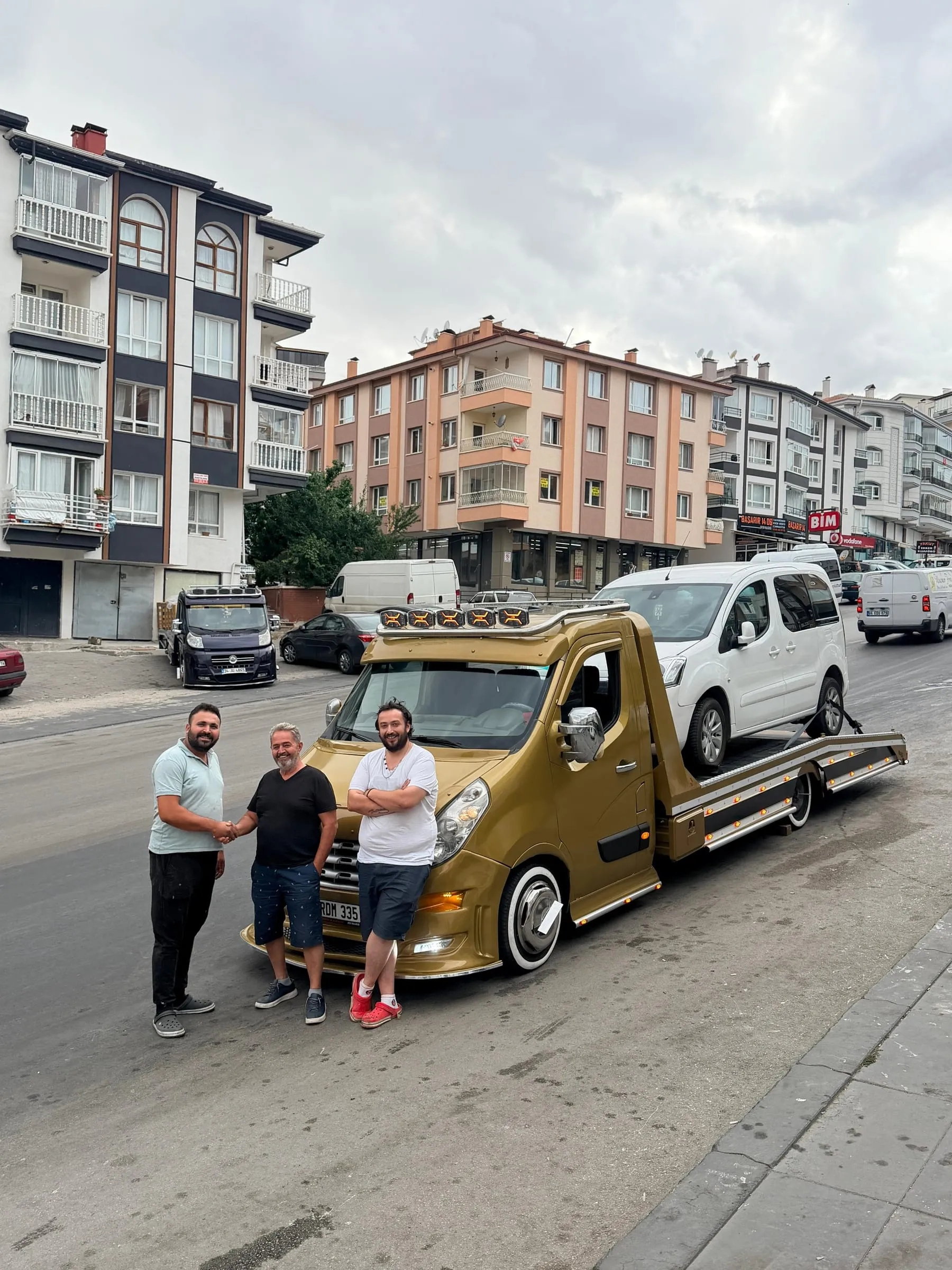 FERHAT BABA Oto Kurtarma ekibi taşınan aracı teslim ederken