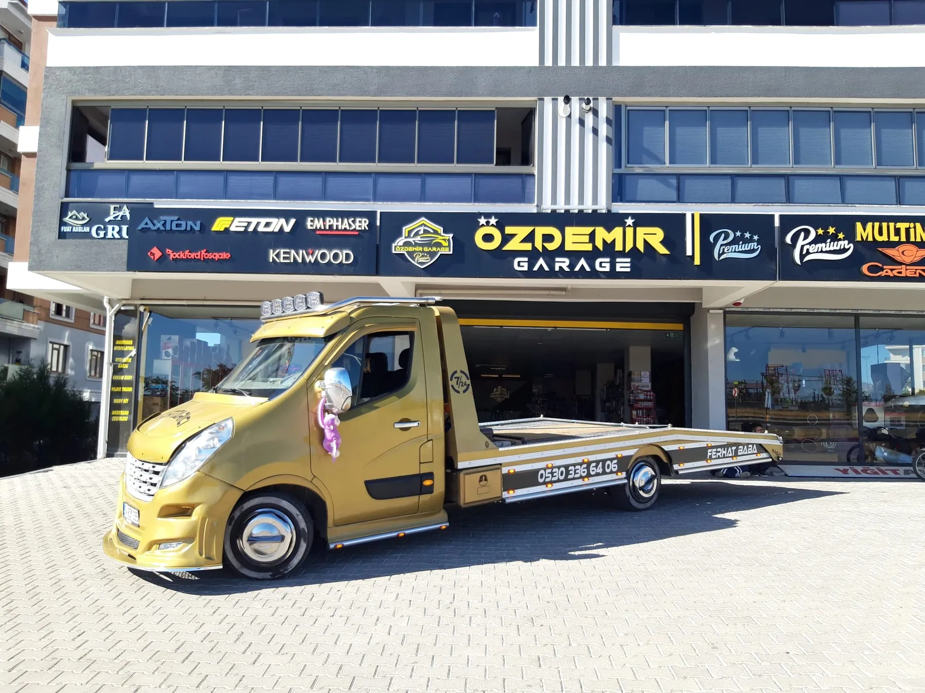 FERHAT BABA oto kurtarma çekicisi bir aracı servise teslim ederken — gündüz
