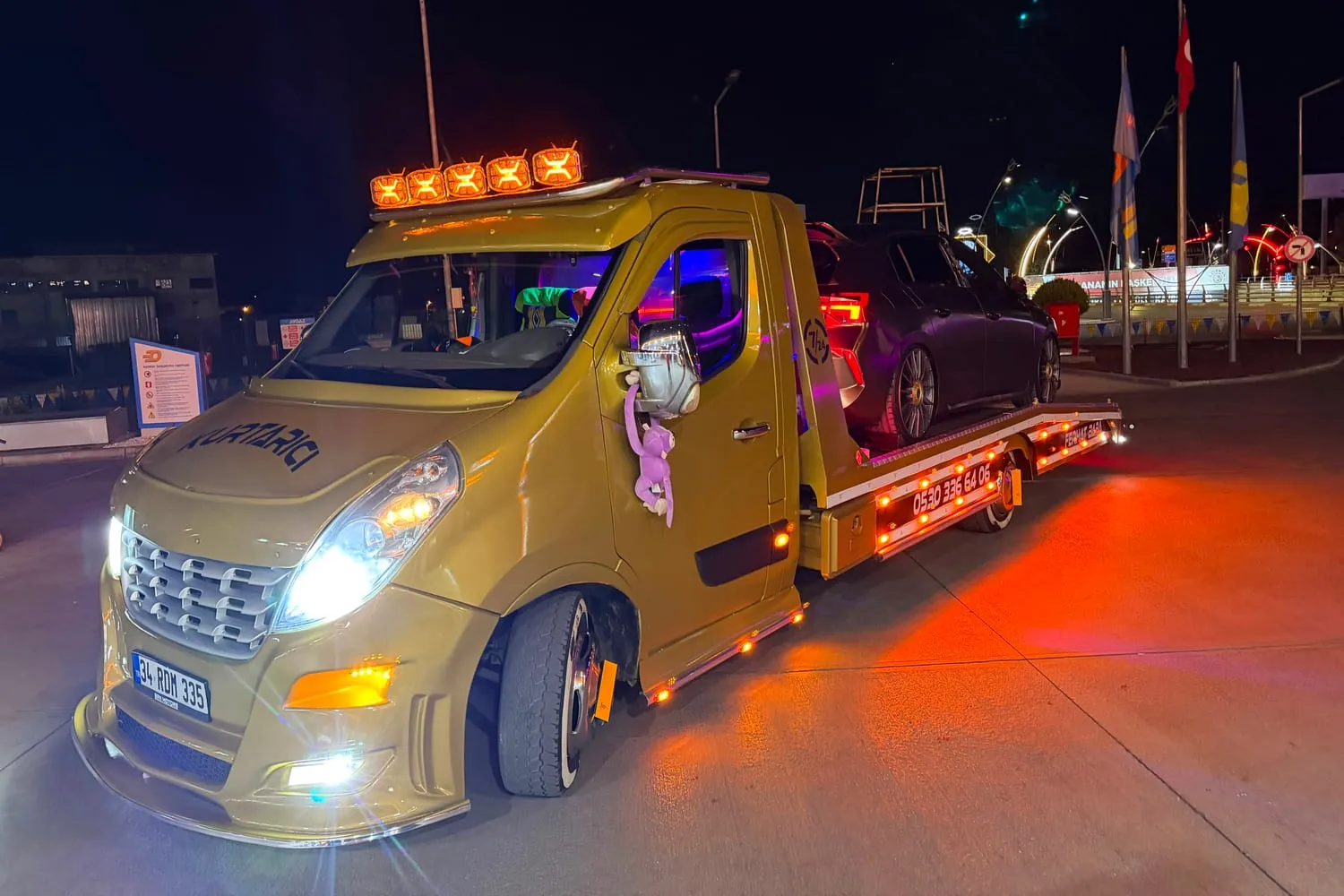 Gece platformunda otomobil taşıyan FERHAT BABA sabit kasa çekicisi — Ulubey çekici ve yol yardım