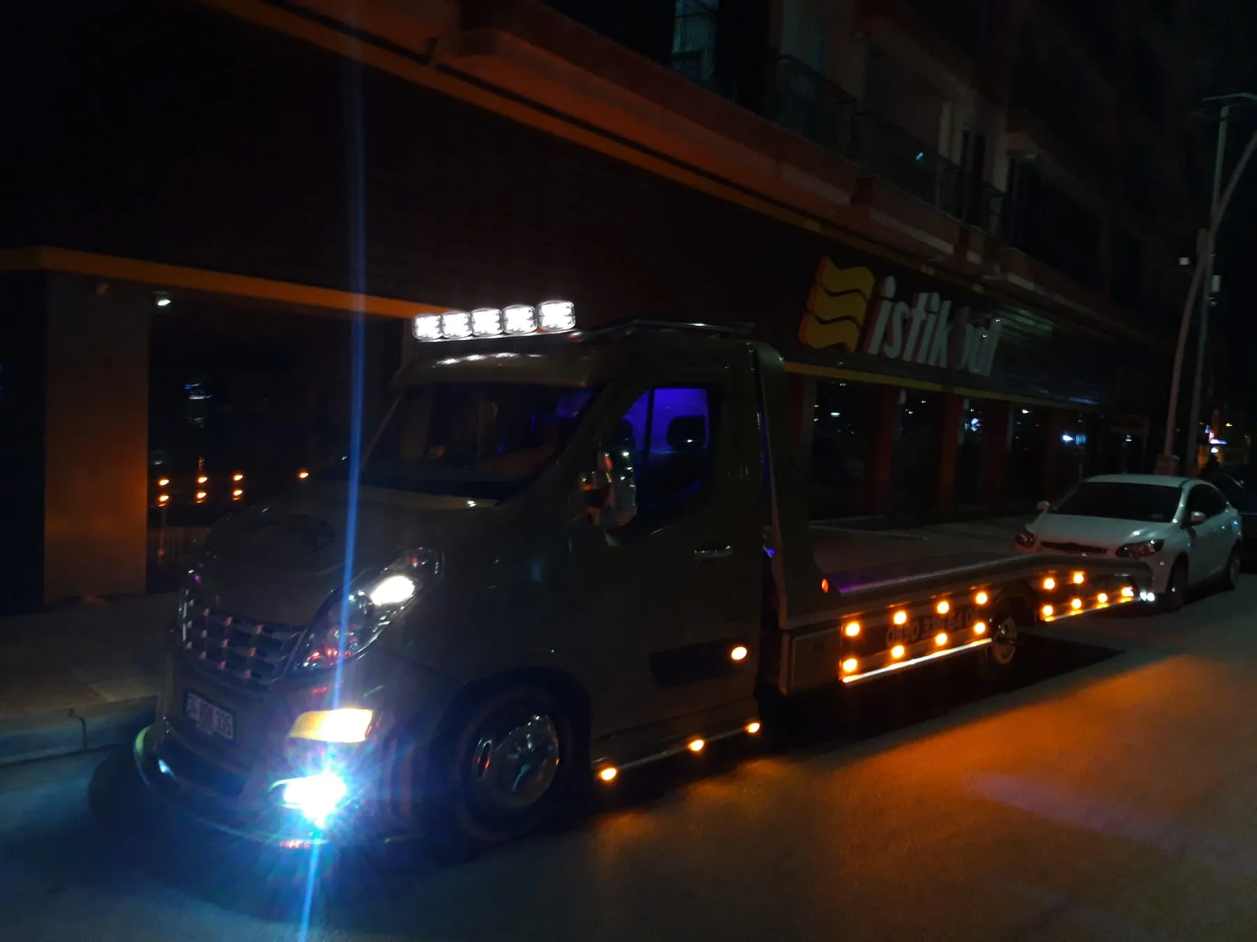 Gece şehir içinde araç yükleyen FERHAT BABA sabit kasa çekicisi