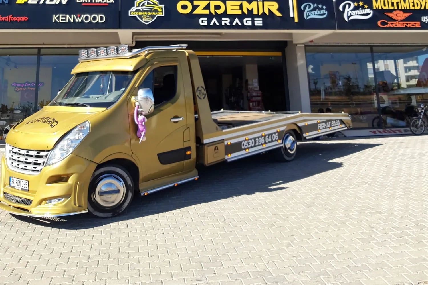 Gündüz servis önünde bekleyen FERHAT BABA sabit kasa çekicisi — Uşak merkez çekici ve oto kurtarma